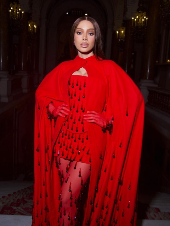 Anitta é destaque em evento de gala que marca a abertura da semana de moda de Paris