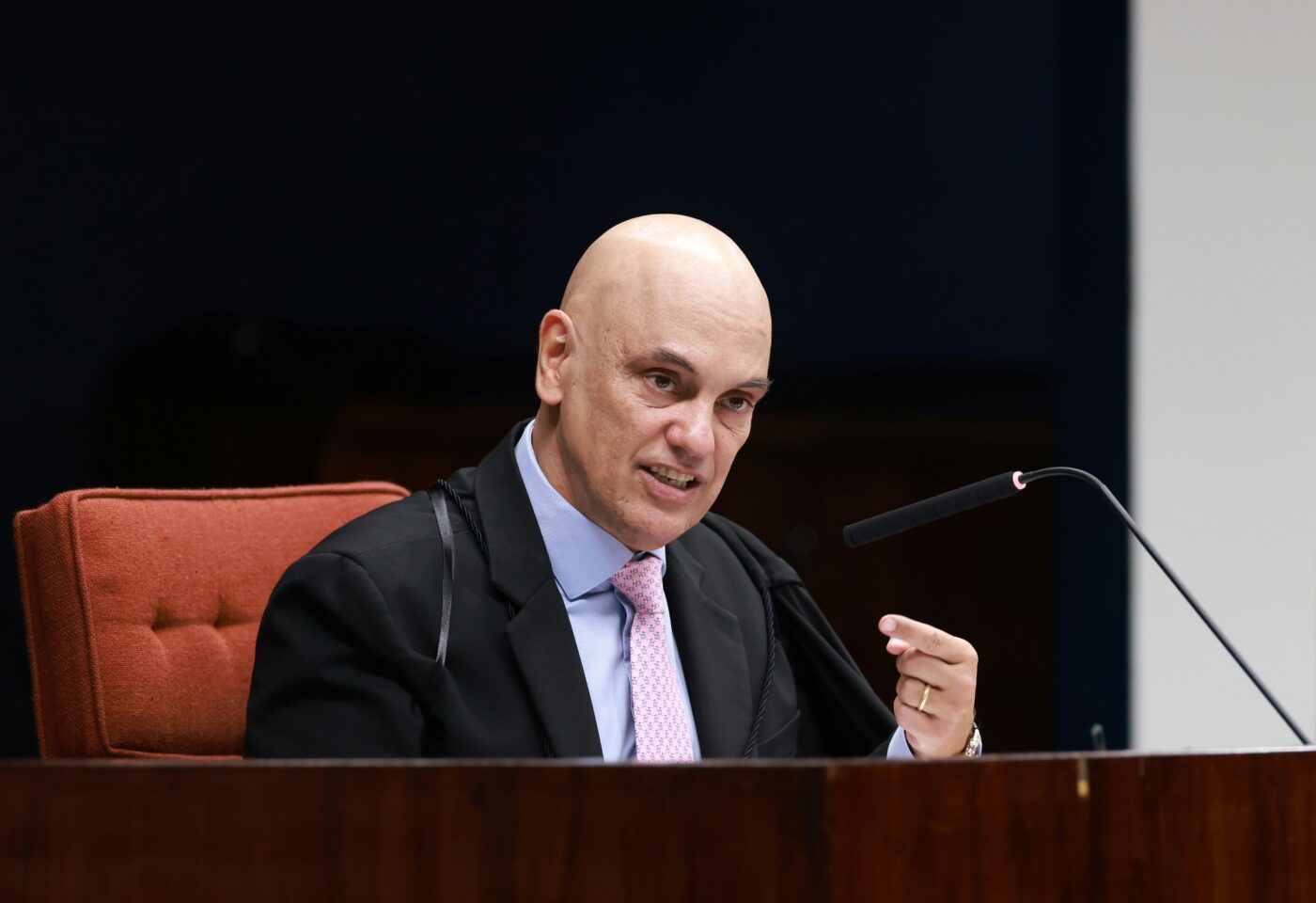 Moraes vota pela condenação de Jair Bolsonaro e aliados por tentativa de golpe de Estado