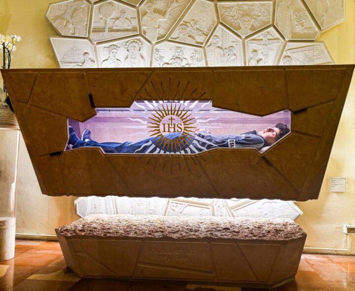 Paróquia em Salvador recebe relíquias de Carlo Acutis, o ‘Santo da Internet’