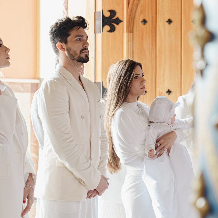 Jade Magalhães abre álbum de fotos de batizado de filha com Luan Santana