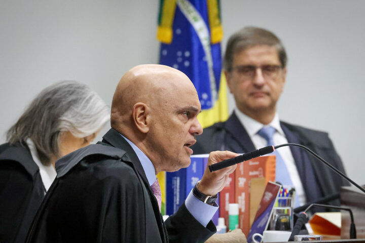 Alexandre de Moraes lista 13 atos que ligariam Bolsonaro a plano de golpe de Estado