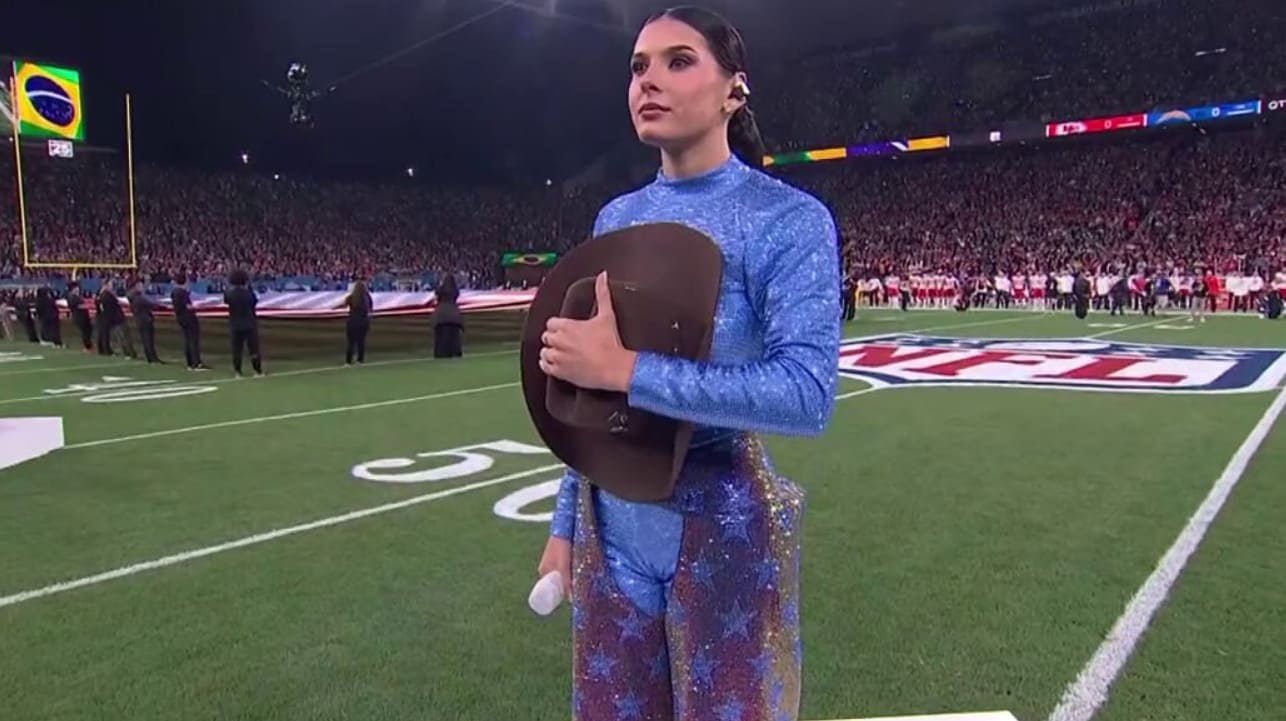 Ana Castela emociona ao cantar Hino Nacional no jogo da NFL em São Paulo. Confira o vídeo