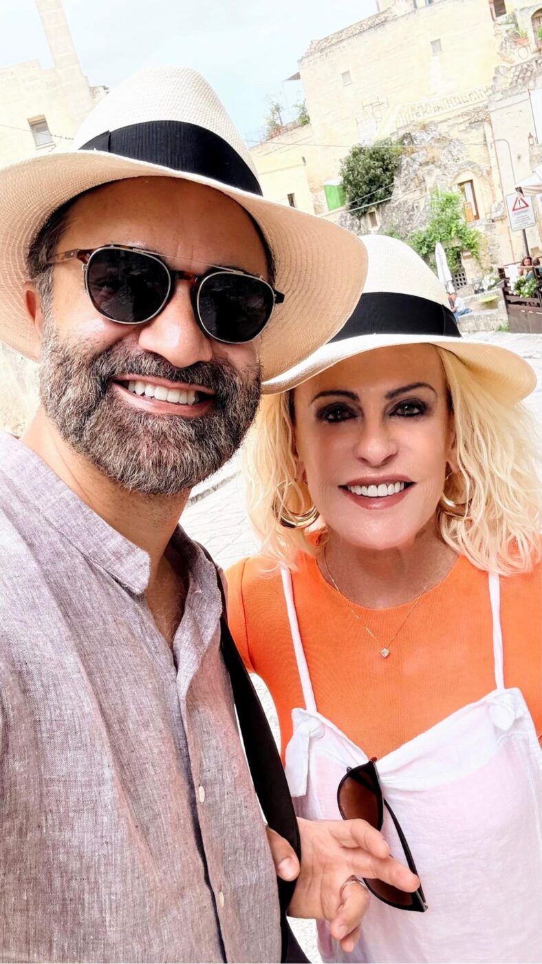 Ana Maria Braga posa com o marido durante férias na Itália