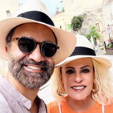 Ana Maria Braga posa com o marido durante férias na Itália