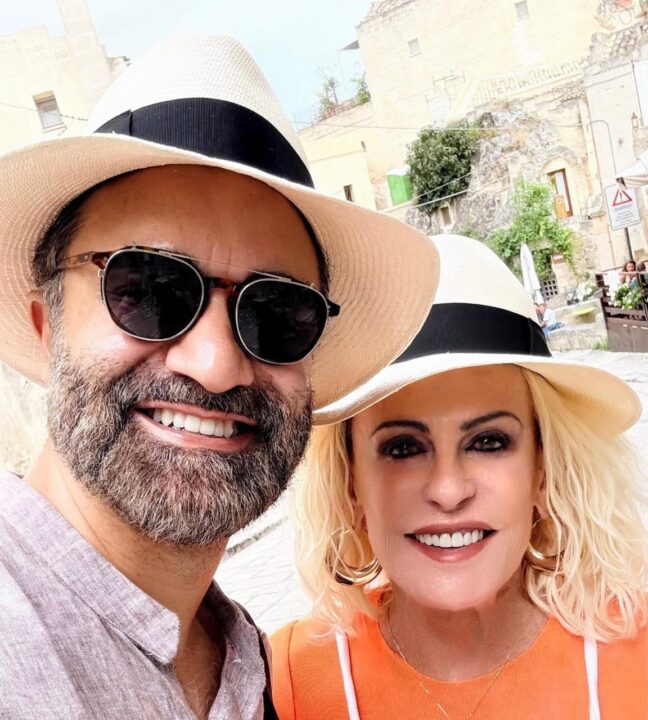 Ana Maria Braga posa com o marido durante férias na Itália