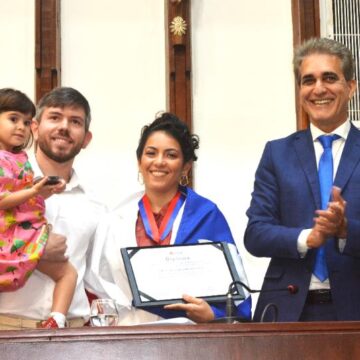 Anna Luísa Beserra recebe Comenda 2 de Julho na Assembleia Legislativa da Bahia