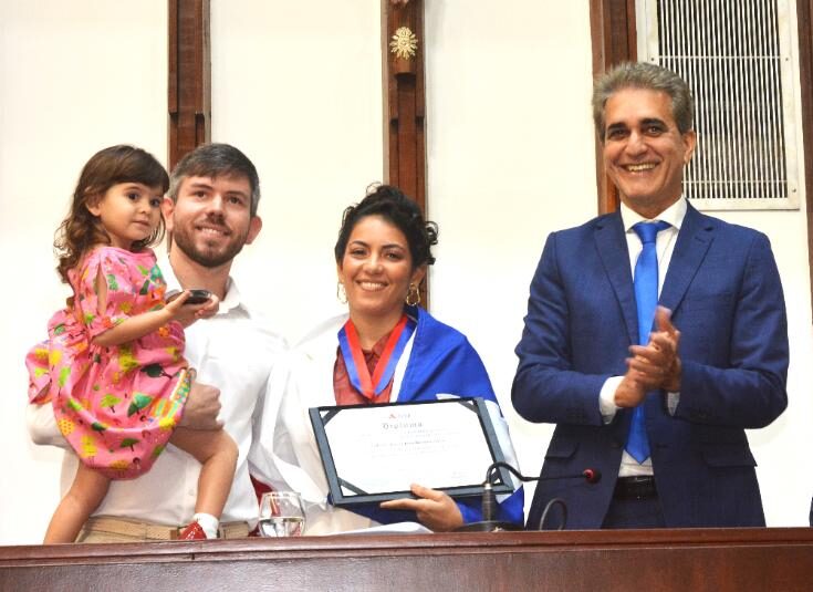 Anna Luísa Beserra recebe Comenda 2 de Julho na Assembleia Legislativa da Bahia