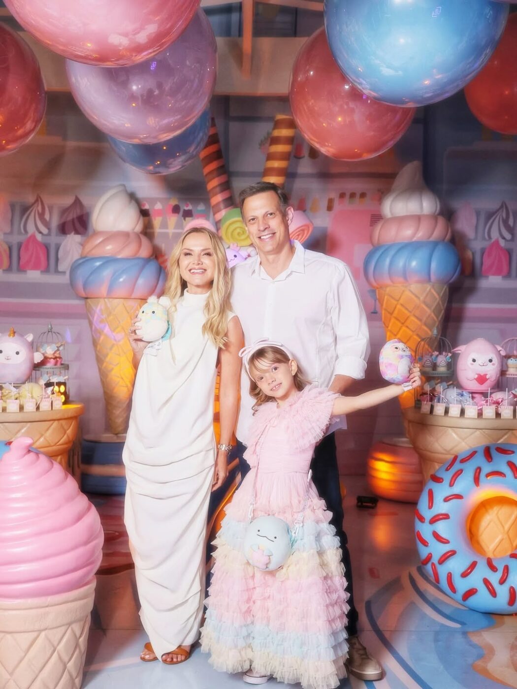 Eliana abre álbum de fotos de aniversário da filha e revela surpresa com escolha do tema
