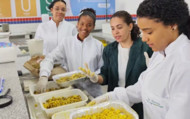 Projeto baiano incentiva meninas da rede pública a se tornarem cientistas
