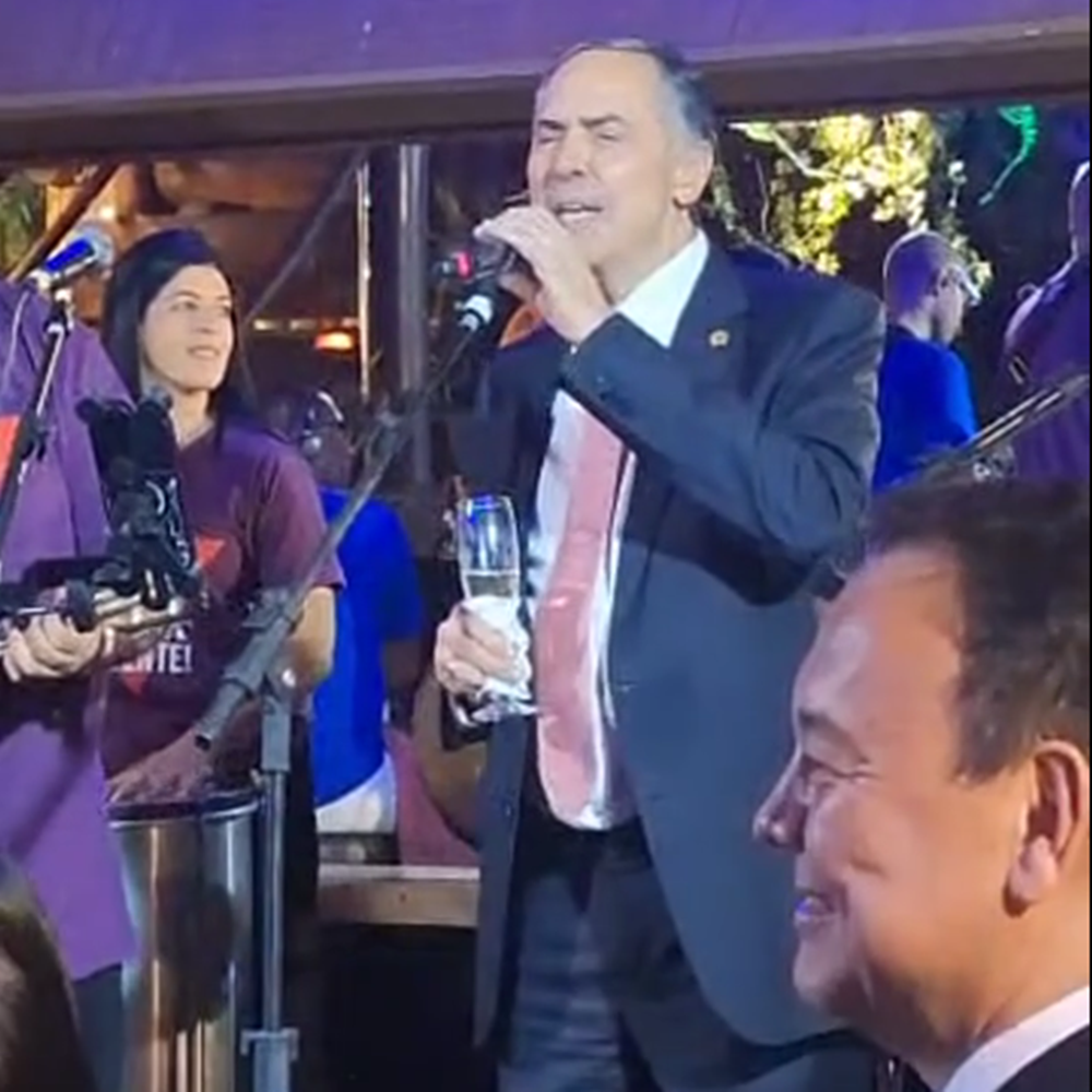 Ministro Barroso canta samba em festa de despedida do STF e viraliza nas redes sociais