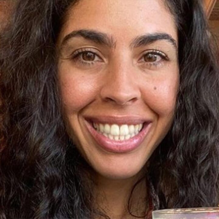 Bela Gil posa topless em praia e ganha elogios: ‘Obra de arte’