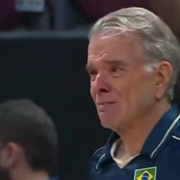 Após morte da mãe, técnico Bernardinho se emociona durante jogo do Mundial de Vôlei