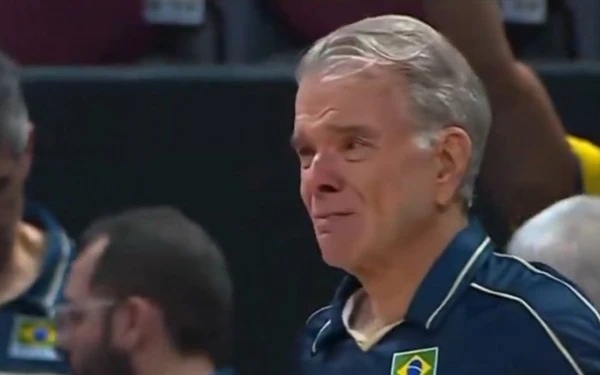 Após morte da mãe, técnico Bernardinho se emociona durante jogo do Mundial de Vôlei