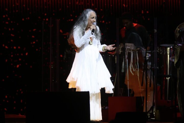 Nova turnê de Maria Bethânia celebra 60 anos de carreira e traz música inédita de Rita Lee