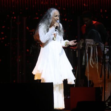 Maria Bethânia inicia turnê de 60 anos de carreira com show no Rio e datas confirmadas em São Paulo e Salvador