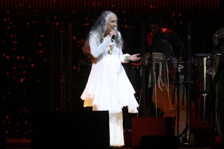 Maria Bethânia inicia turnê de 60 anos de carreira com show no Rio e datas confirmadas em São Paulo e Salvador