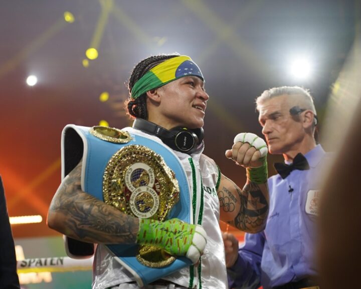 Bia Ferreira vence uruguaia Maira Moneo e mantém cinturão mundial do peso-leve