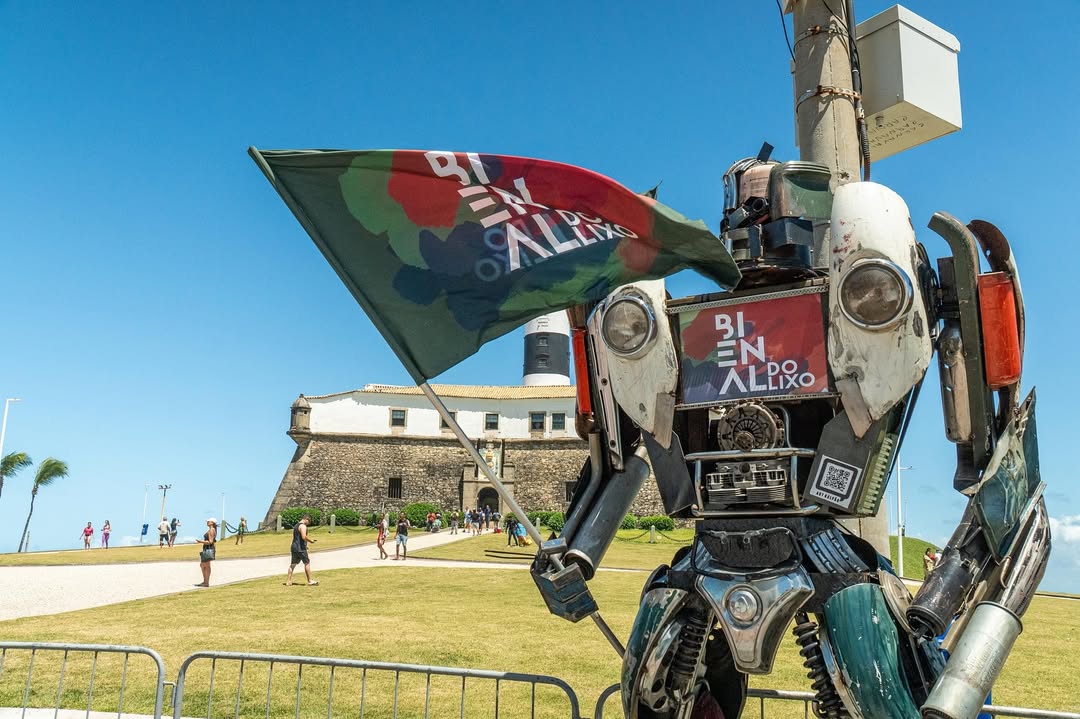 Bienal do Lixo ocupa o Farol da Barra com exposições de arte sustentável