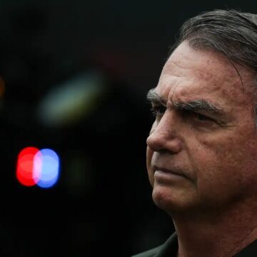 Bolsonaro teve pré-síncope, vômitos e queda de pressão, diz defesa