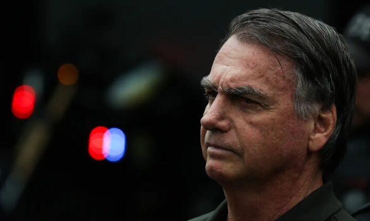 Bolsonaro teve pré-síncope, vômitos e queda de pressão, diz defesa
