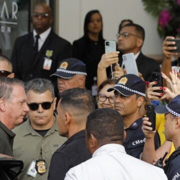 Bolsonaro deixa prisão domiciliar para tratar lesões de pele em Brasília