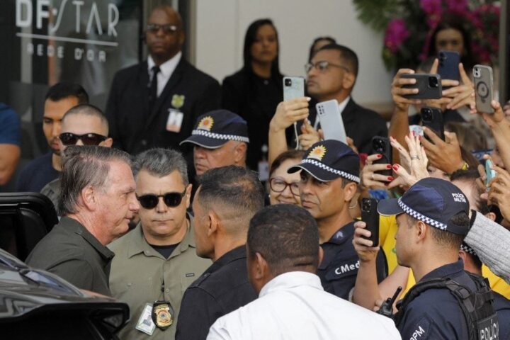 Bolsonaro deixa prisão domiciliar para tratar lesões de pele em Brasília