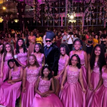 Carlinhos Brown participa de projeto social que realiza sonho de debutantes em Salvador