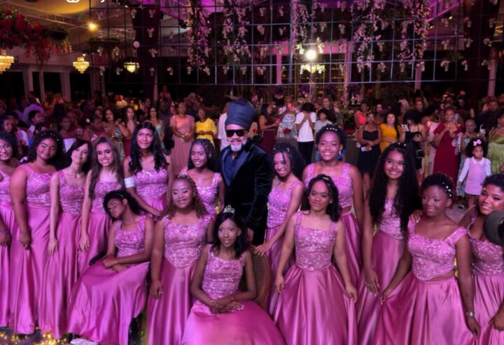 Carlinhos Brown participa de projeto social que realiza sonho de debutantes em Salvador