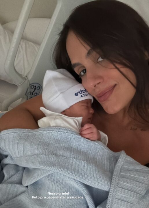 Carol Peixinho posa com o filho recém-nascido em foto enviada a Thiaguinho