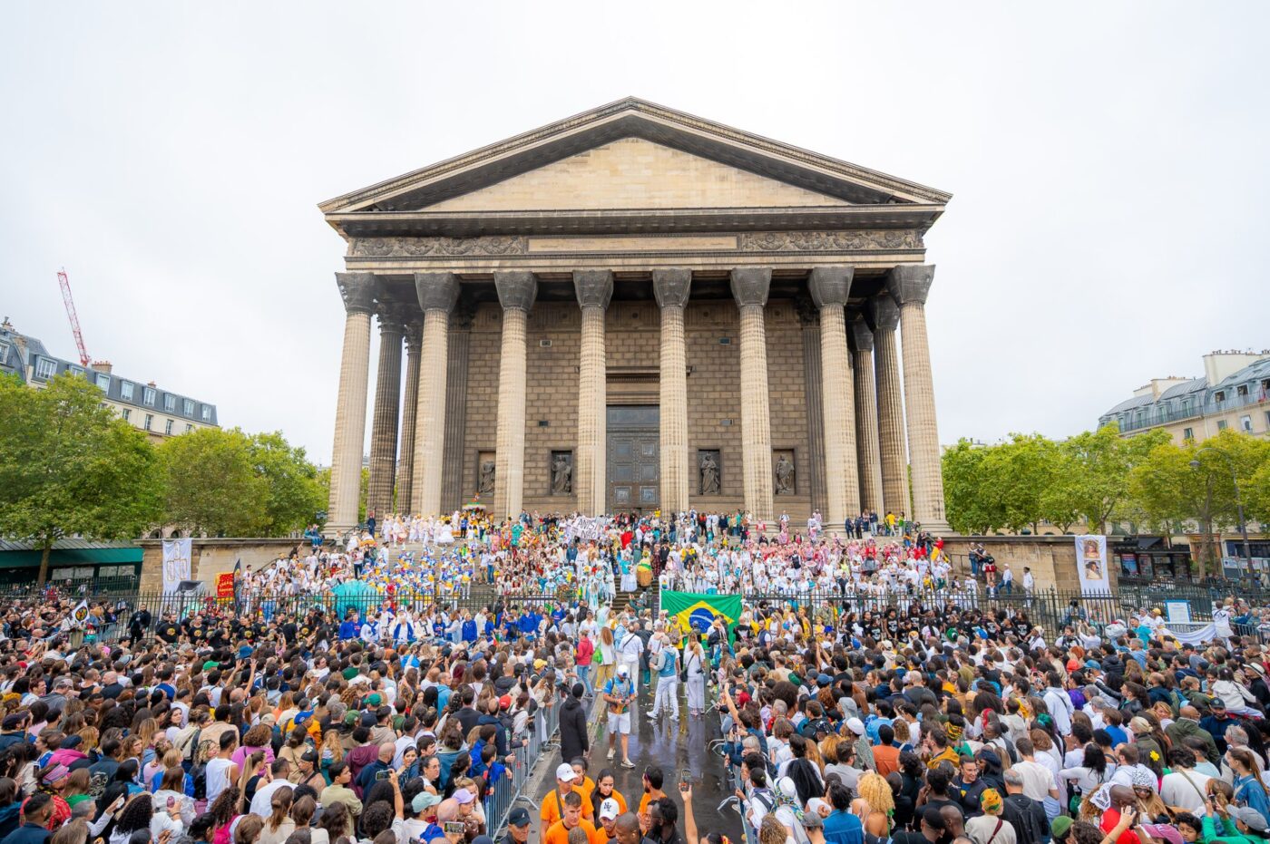 Lavagem de Madeleine reúne mais de 60 mil pessoas e transforma Paris em Salvador