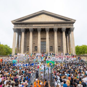 Lavagem de Madeleine reúne mais de 60 mil pessoas e transforma Paris em Salvador
