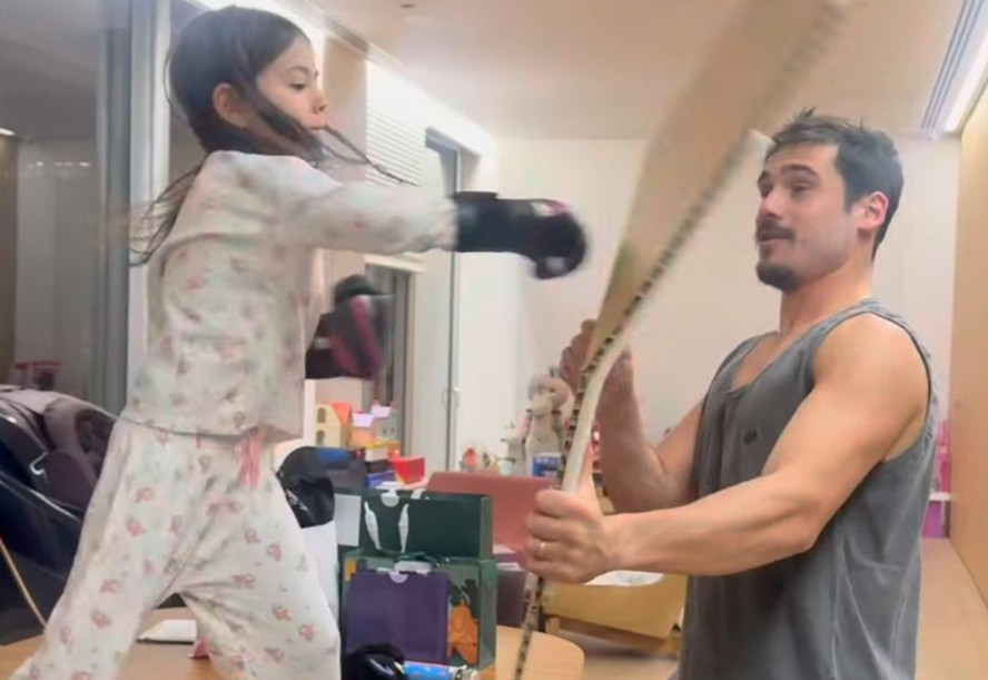 Nicolas Prattes ganha carinho de Zoe e Sabrina Sato após vencer maratona: “Nosso campeão”