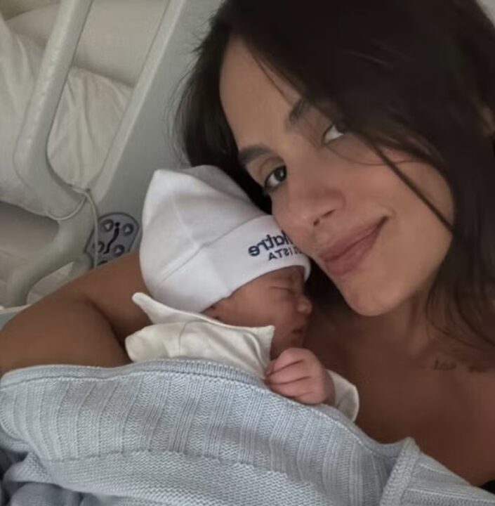 Carol Peixinho posta foto com o filho Bento: ‘Nosso grude’