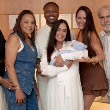 Carol Peixinho e Thiaguinho apresentam primeiras fotos de Bento com a família