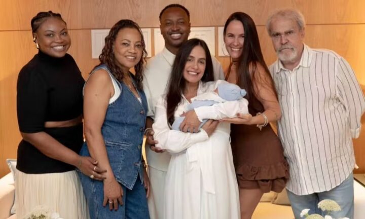 Carol Peixinho e Thiaguinho apresentam primeiras fotos de Bento com a família