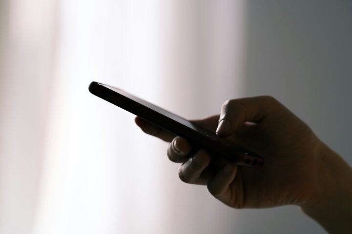 Senado analisa projeto que criminaliza desafios perigosos na internet