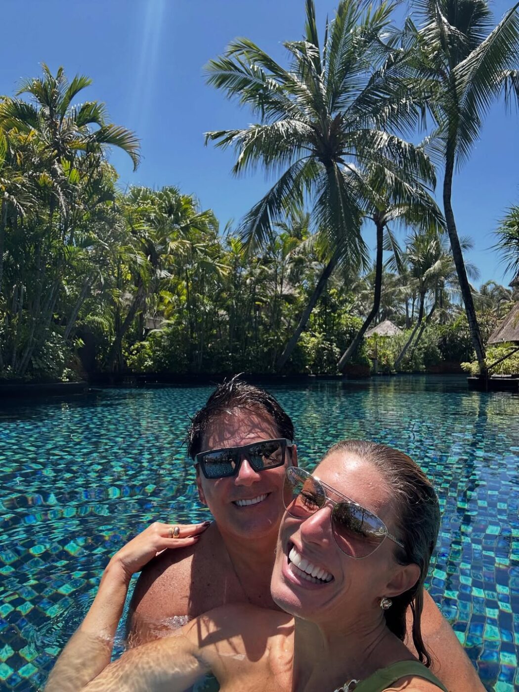 Elaine Mickely e Cesar Filho curtem férias em hotel com diárias que custam quase R$ 8 mil