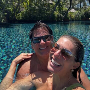 Elaine Mickely e Cesar Filho curtem férias em hotel com diárias que custam quase R$ 8 mil