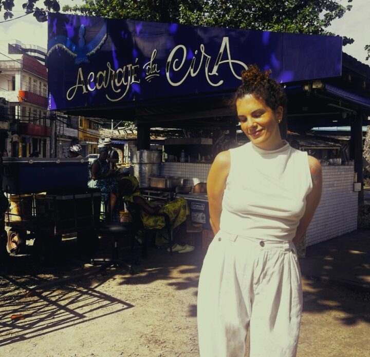 Céu curte praia e acarajé antes de show em Salvador