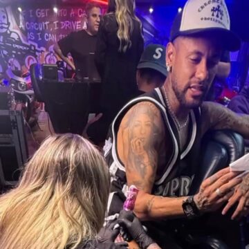 Neymar chama a atenção ao tatuar escudo do Santos na coxa