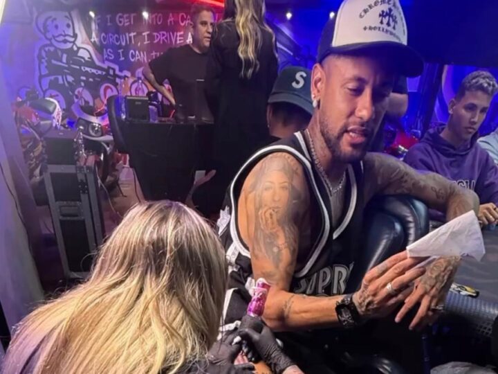 Neymar chama a atenção ao tatuar escudo do Santos na coxa