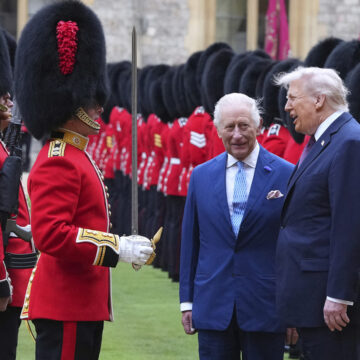 Donald Trump chega ao Reino Unido e é recebido pelo rei Charles III