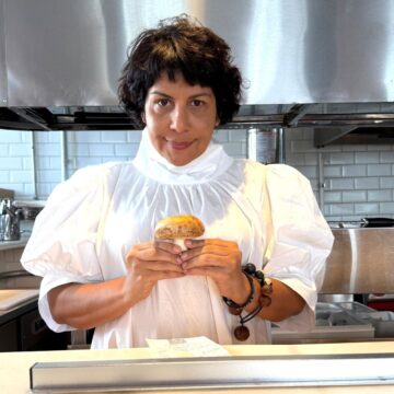 Chef Preta leva a gastronomia afro-baiana à França em intercâmbio cultural