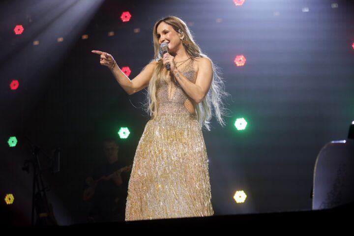 Com os pais na plateia, Claudia Leitte abre turnê Intemporal em São Paulo; veja fotos