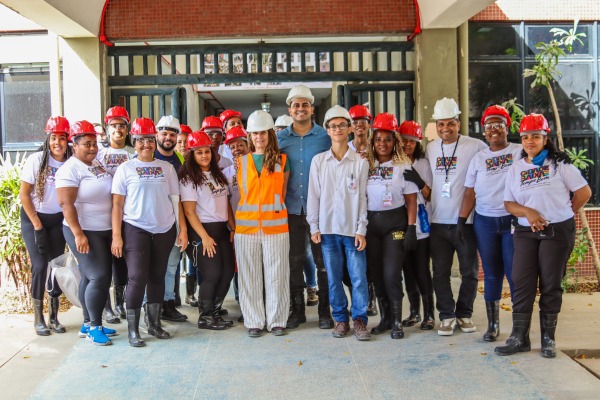 Canteiro de obras vira sala de aula em curso de construção civil para mulheres em Salvador