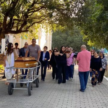 Corpo de Angela Ro Ro é sepultado no Rio de Janeiro sob homenagens de fãs e amigos