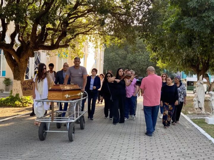 Corpo de Angela Ro Ro é sepultado no Rio de Janeiro sob homenagens de fãs e amigos