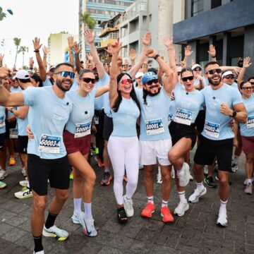 Bell Marques comemora 73 anos e reúne multidão durante corrida em Salvador