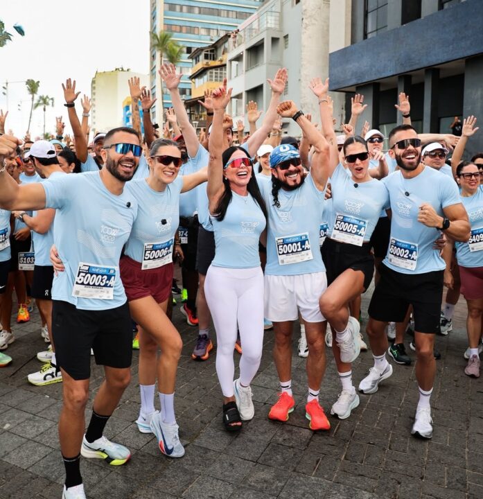 Bell Marques comemora 73 anos e reúne multidão durante corrida em Salvador
