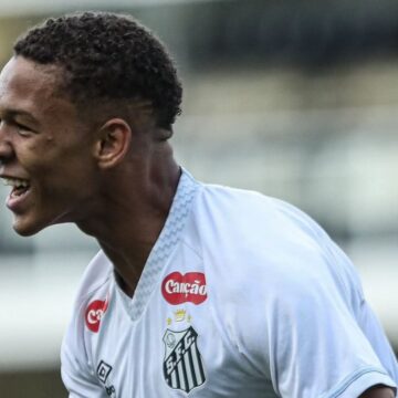 Novo craque da base do Santos assina 1º contrato com valor milionário